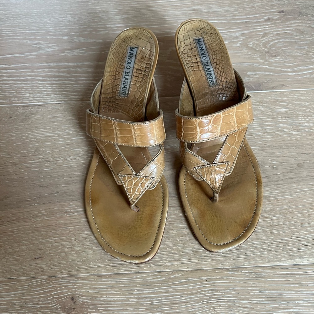Manolo blahnik thong croc skin sandals